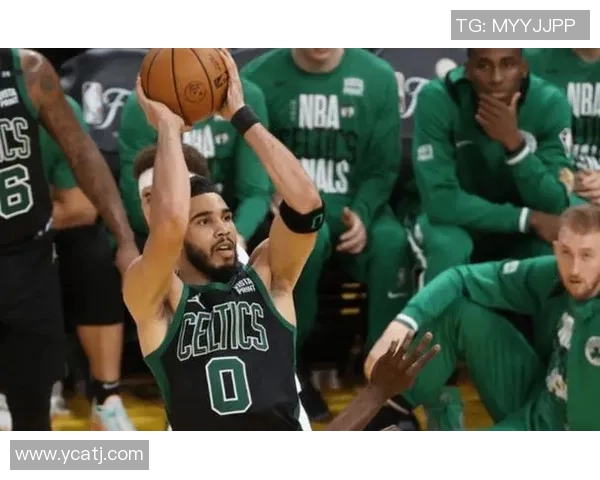 灰熊与七六人激战正酣球场上的对决引发球迷热议与期待