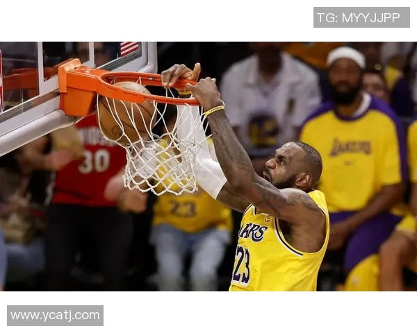 湖人骑士巅峰对决再现经典时刻球迷共同见证篮球传奇的终章 湖人骑士巅峰对决再现经典时刻球迷共同见证篮球传奇的终章